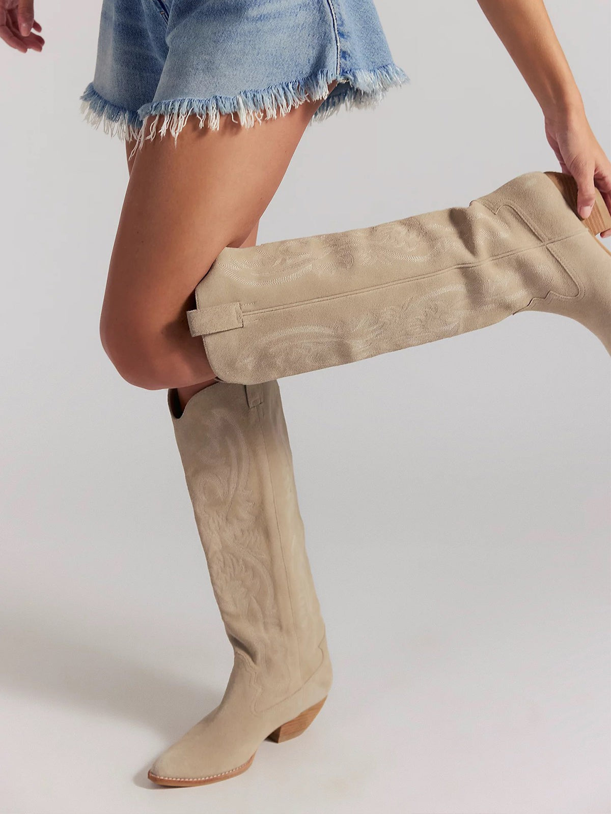 Bottes de cow-girl beiges en daim brodées, hautes au mollet large