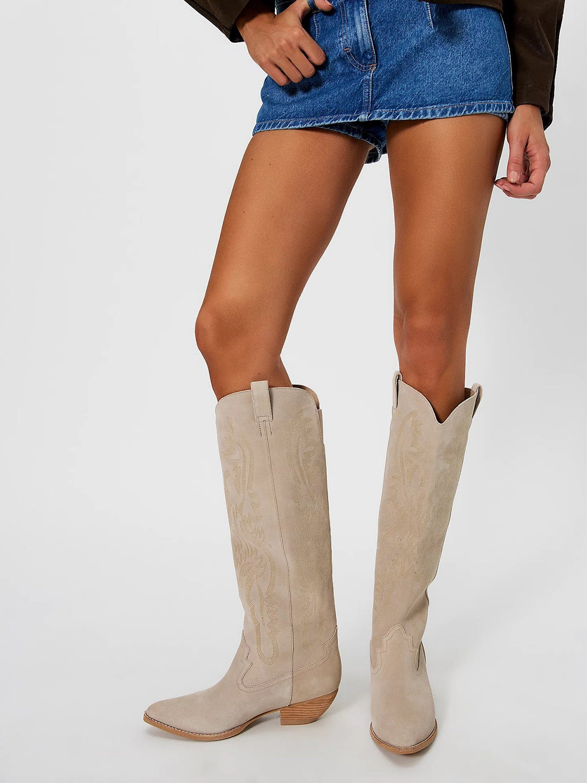 Bottes de cow-girl beiges en daim brodées, hautes au mollet large