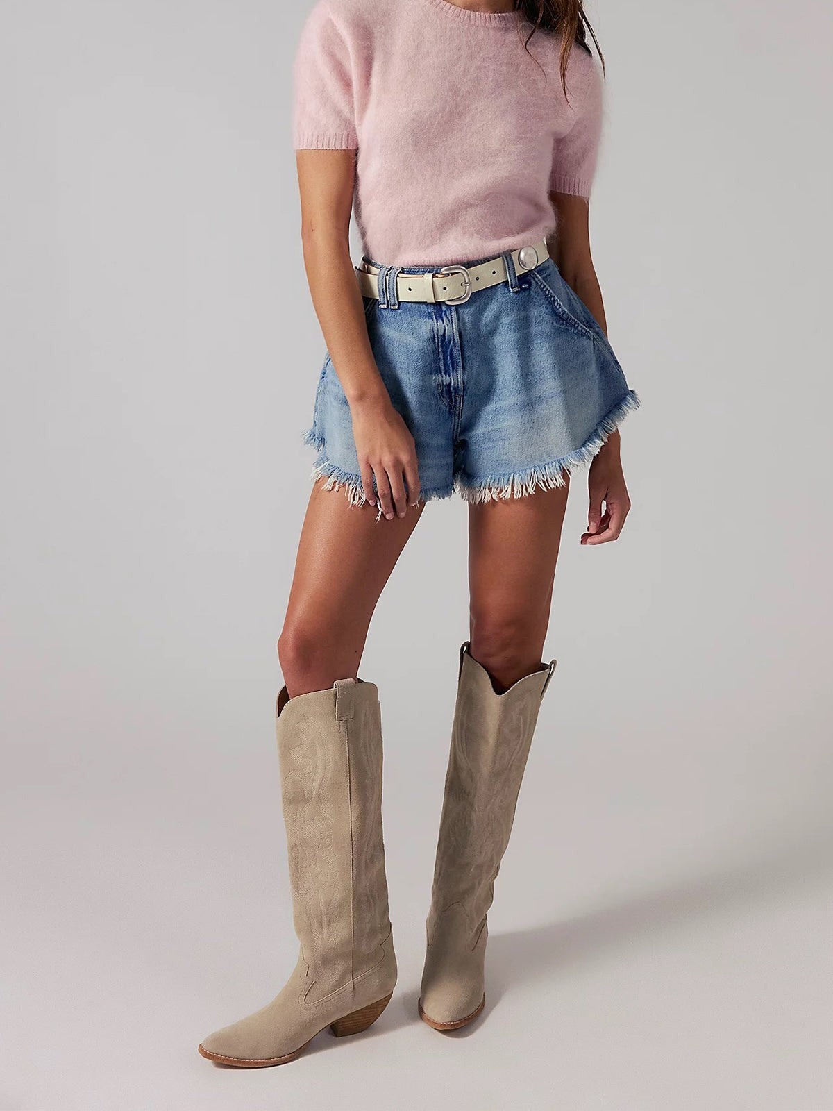 Bottes de cow-girl beiges en daim brodées, hautes au mollet large