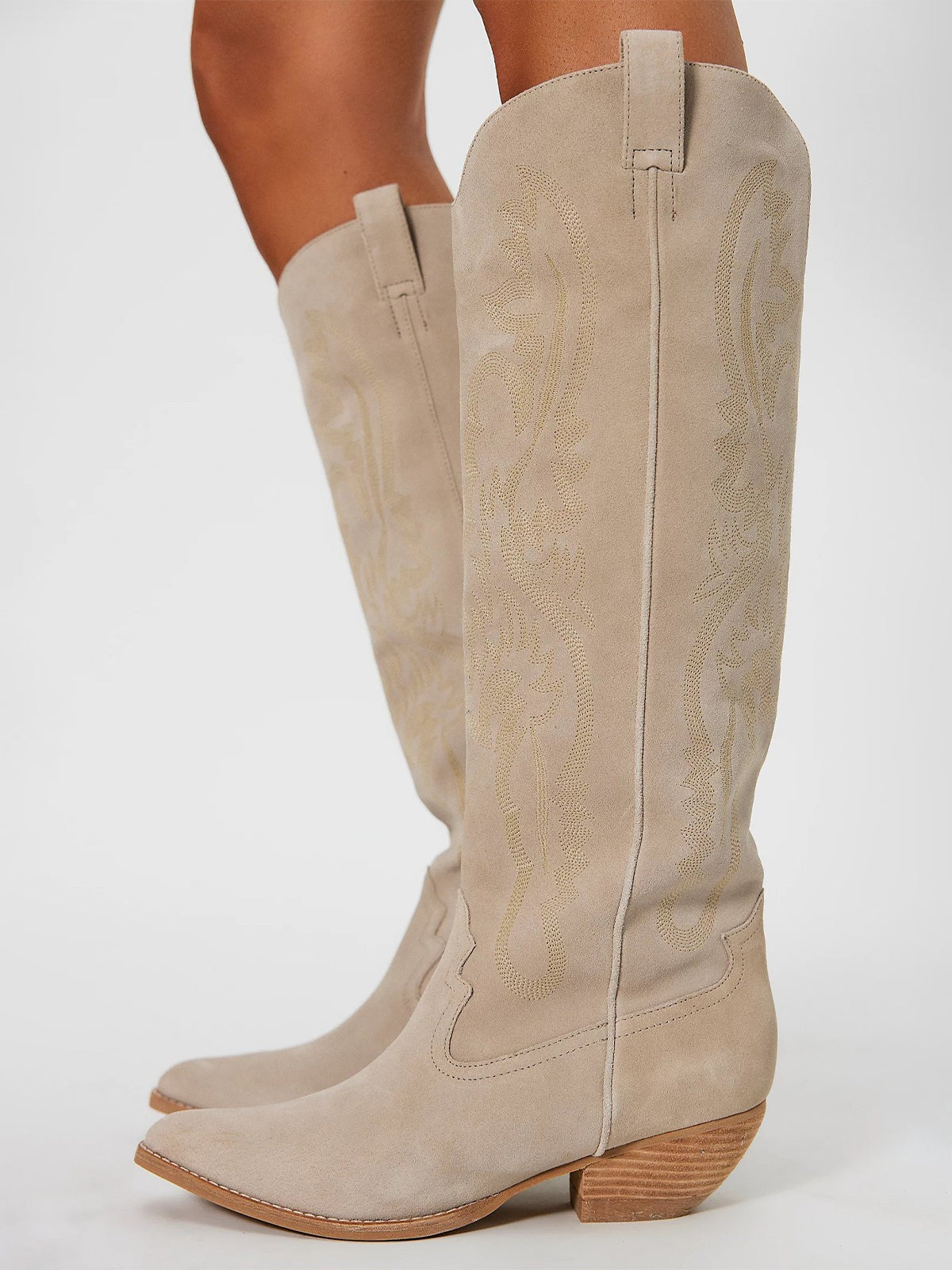 Bottes de cow-girl beiges en daim brodées, hautes au mollet large