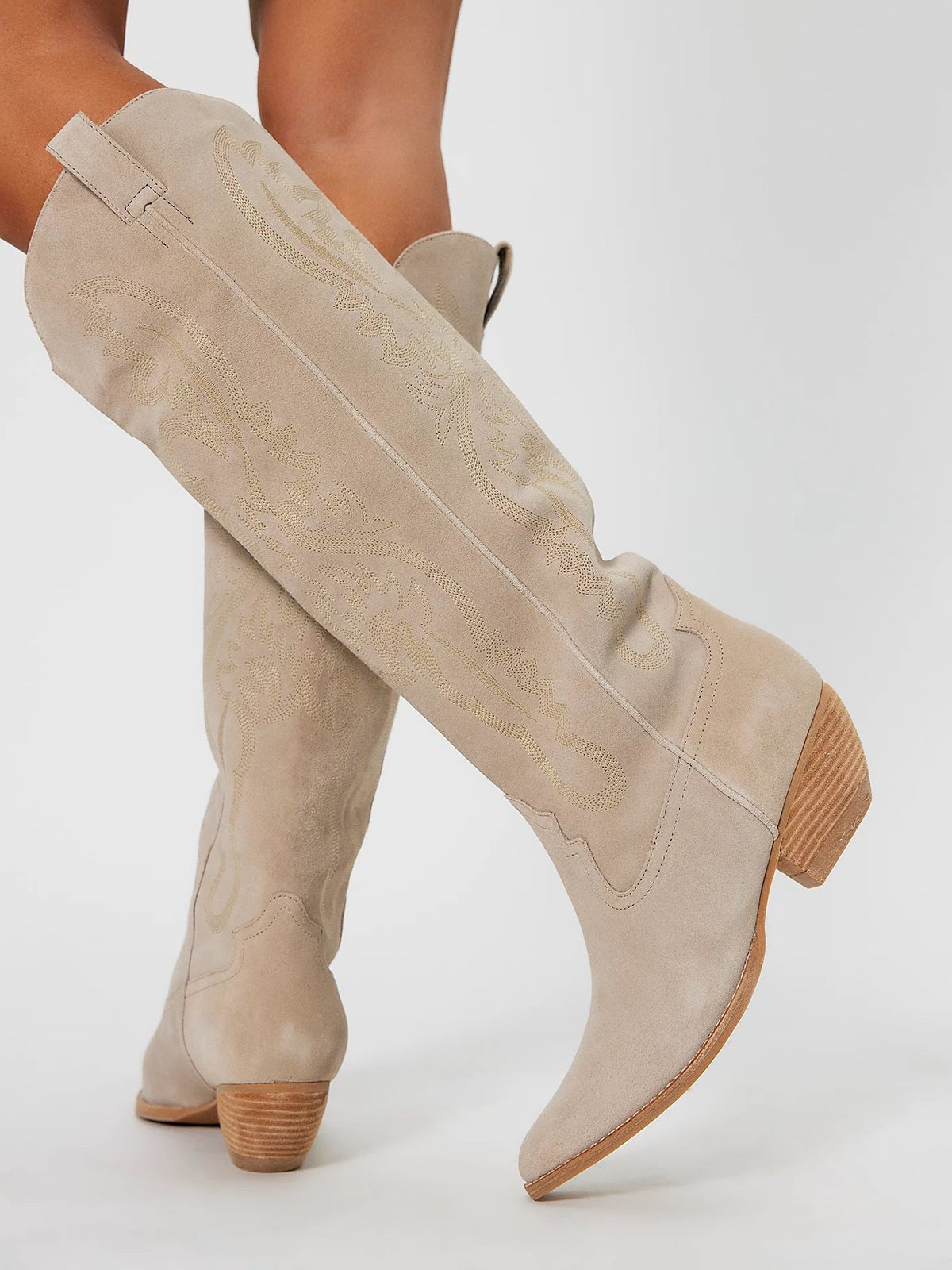 Bottes de cow-girl beiges en daim brodées, hautes au mollet large