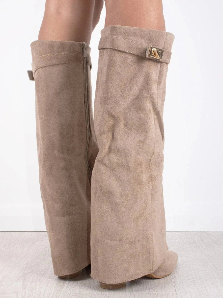 Bottes en daim beige pour femme avec fermoir doré