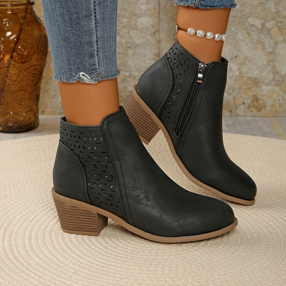 Bottines à talon bloc robuste et découpes raffinées pour femme