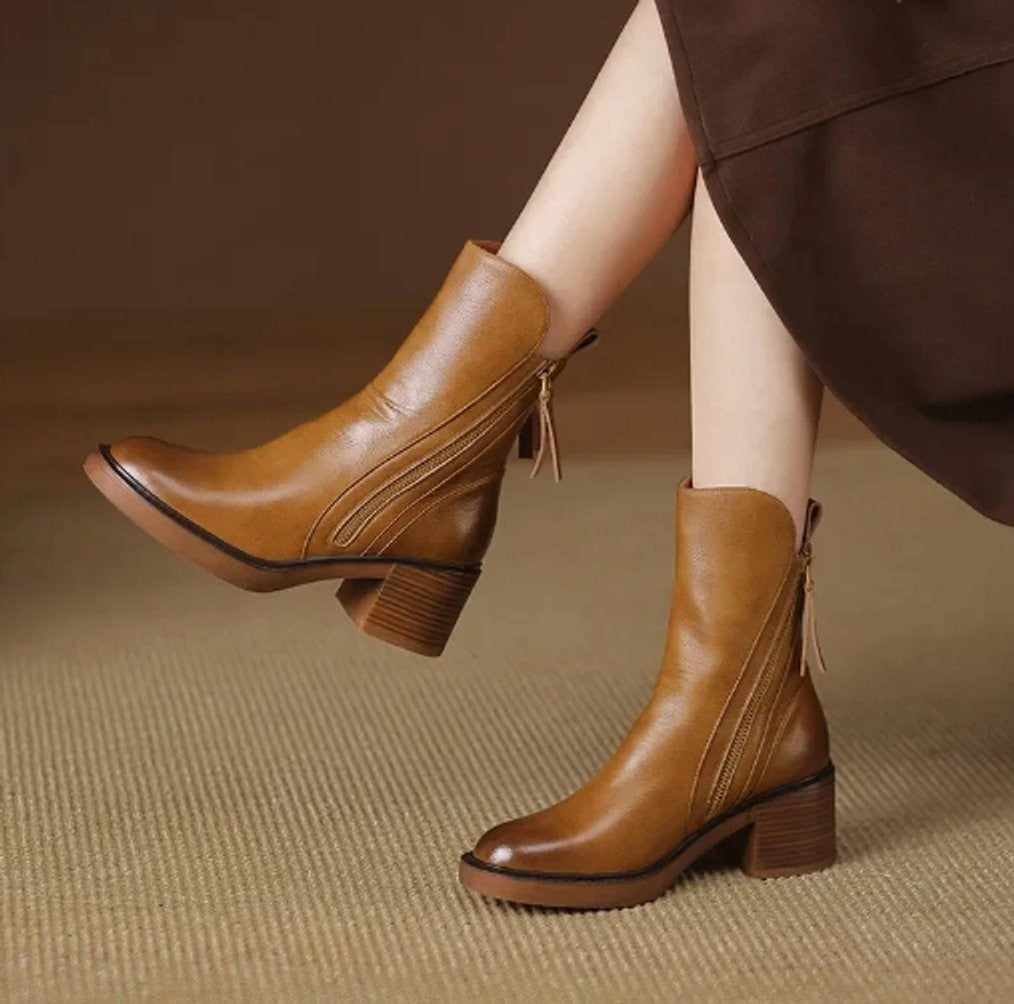 Bottines élégantes en cuir noir femme à talons blocs