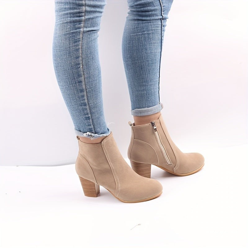 Bottines polyvalentes en daim beige à talons blocs pour femme