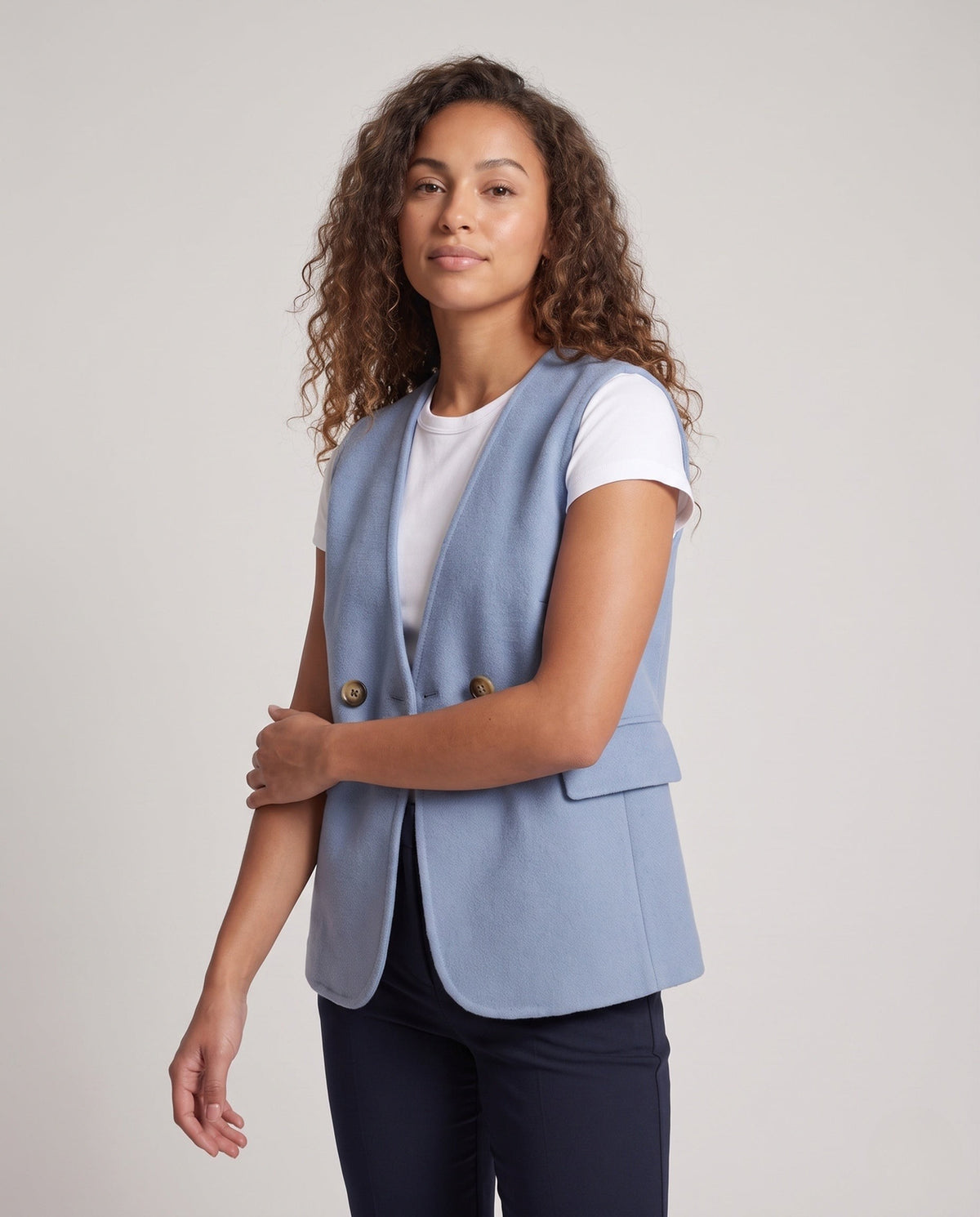 Gilet croisé sans manches en mélange de laine pour femme, avec poches plaquées et bas arrondi