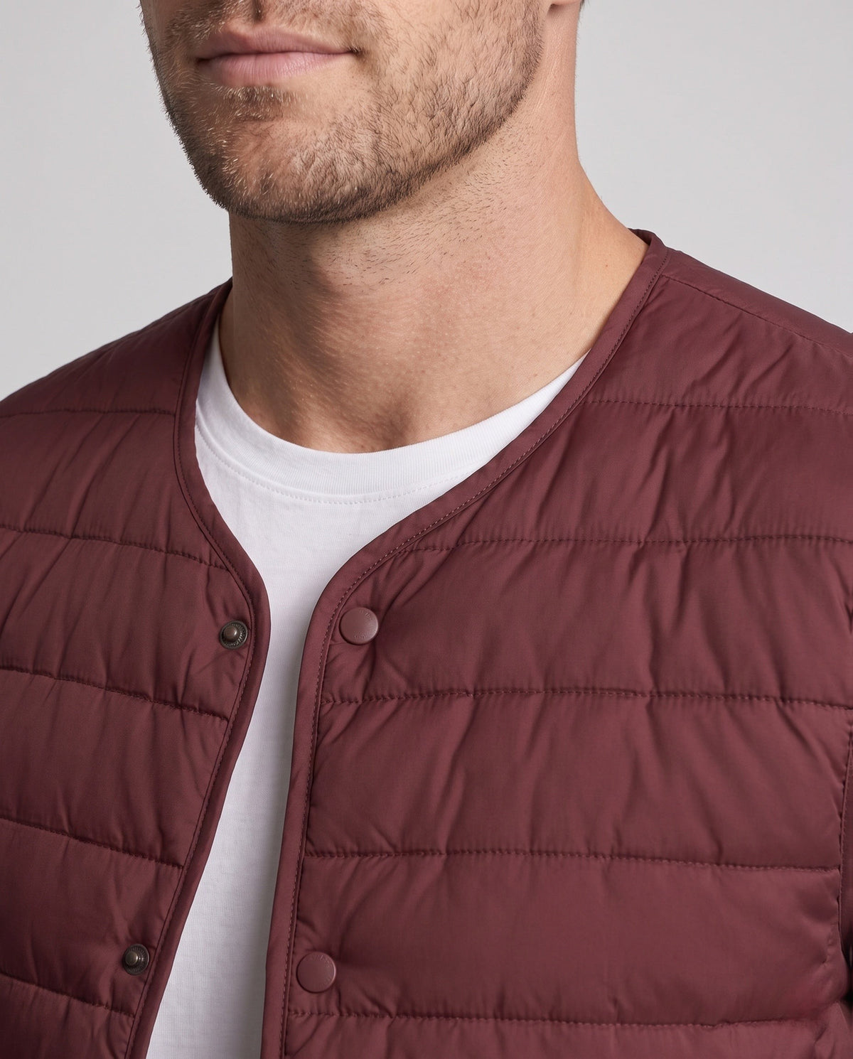 Gilet matelassé sans manches pour homme à aspect duvet léger et fermeture à boutons-pression