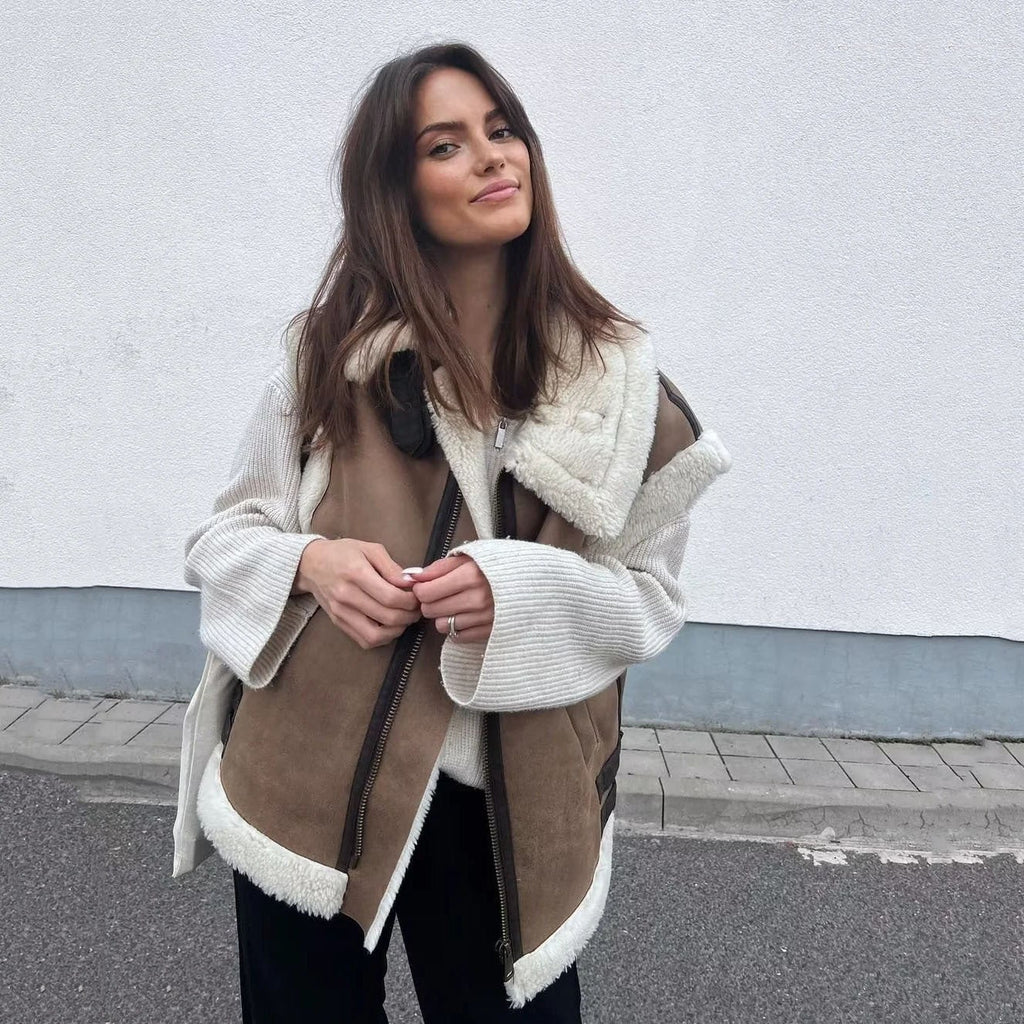 Gilet sans manches aspect peau de mouton pour femme à col montant, Fermeture zippée et détails à boucles