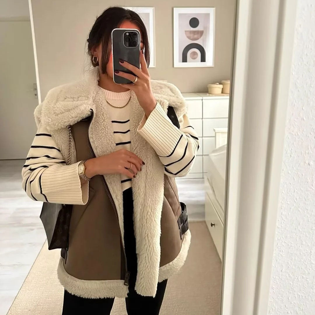 Gilet sans manches aspect peau de mouton pour femme à col montant, Fermeture zippée et détails à boucles
