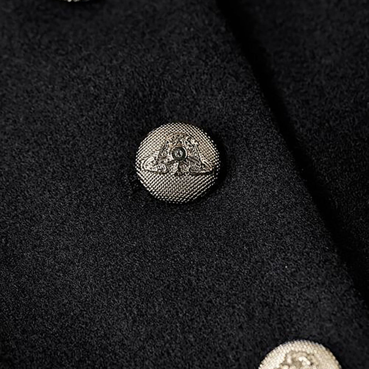 Manteau femme noir chaud à la coupe cintrée