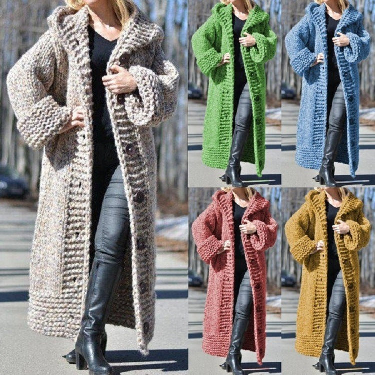 Manteau long oversize en grosse maille à capuche et boutonnage pour femme