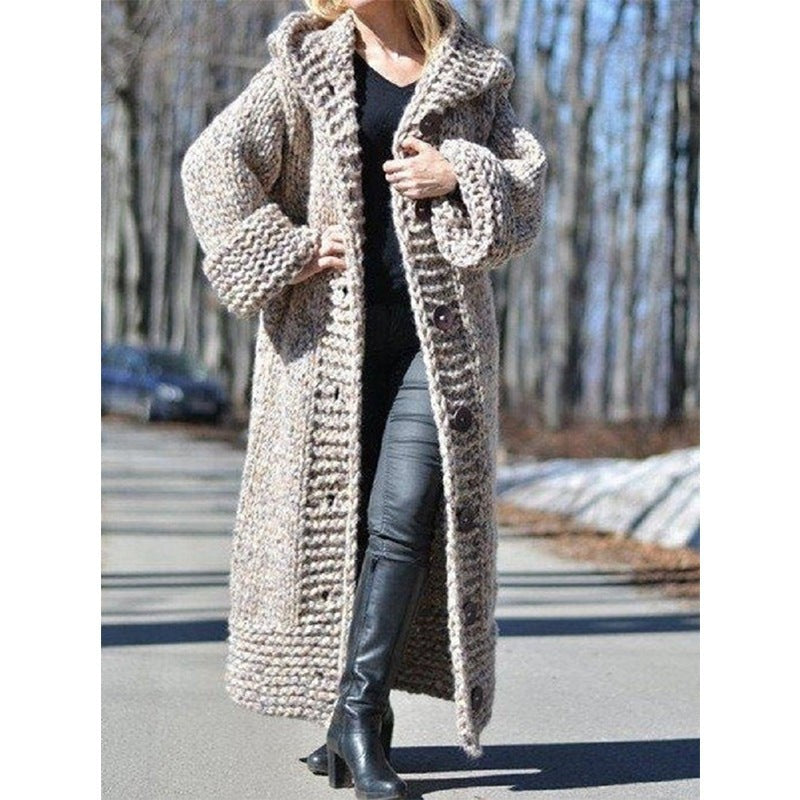 Manteau long oversize en grosse maille à capuche et boutonnage pour femme