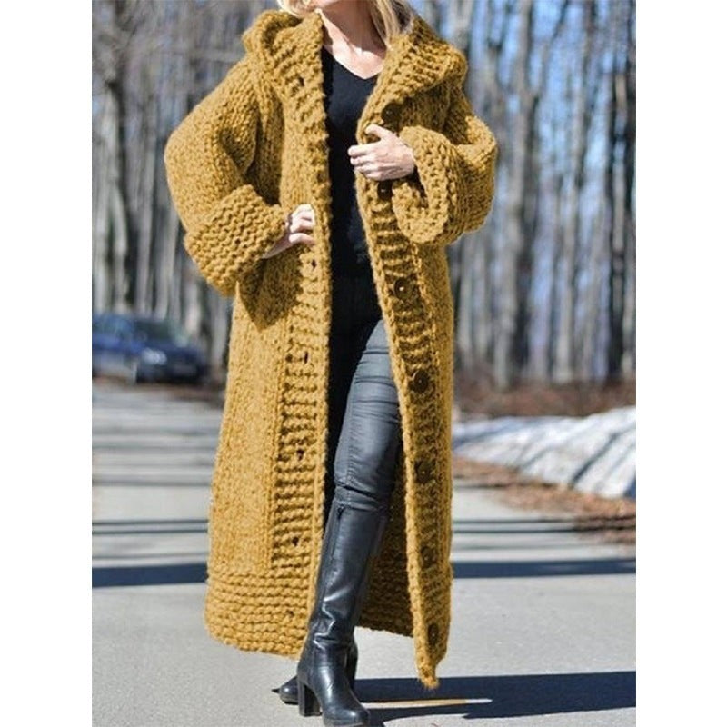 Manteau long oversize en grosse maille à capuche et boutonnage pour femme