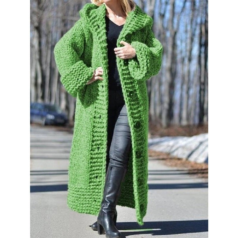 Manteau long oversize en grosse maille à capuche et boutonnage pour femme