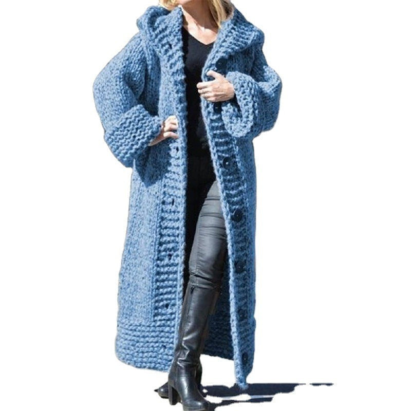 Manteau long oversize en grosse maille à capuche et boutonnage pour femme