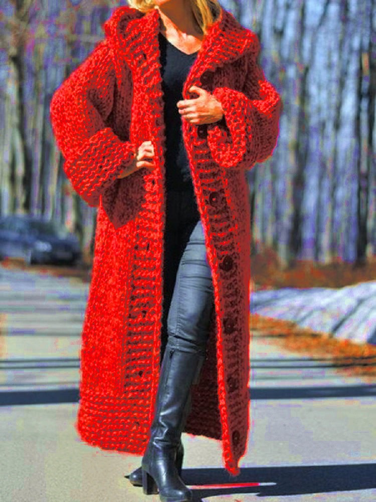 Manteau long oversize en grosse maille à capuche et boutonnage pour femme