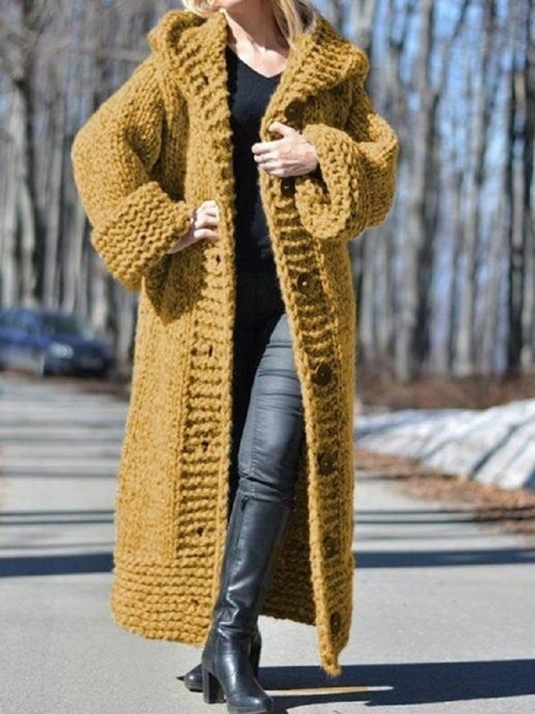 Manteau long oversize en grosse maille à capuche et boutonnage pour femme