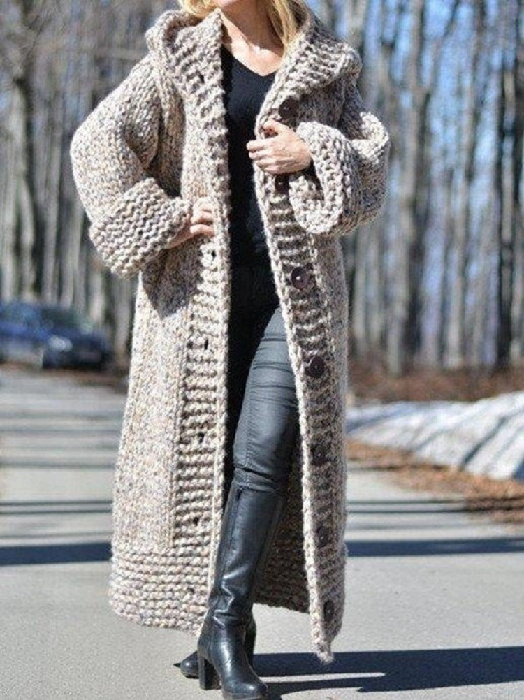 Manteau long oversize en grosse maille à capuche et boutonnage pour femme