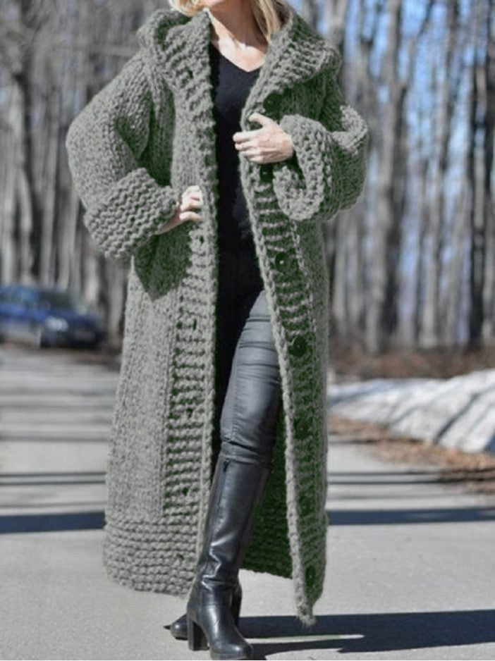 Manteau long oversize en grosse maille à capuche et boutonnage pour femme