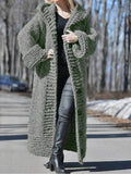 Manteau long oversize en grosse maille à capuche et boutonnage pour femme