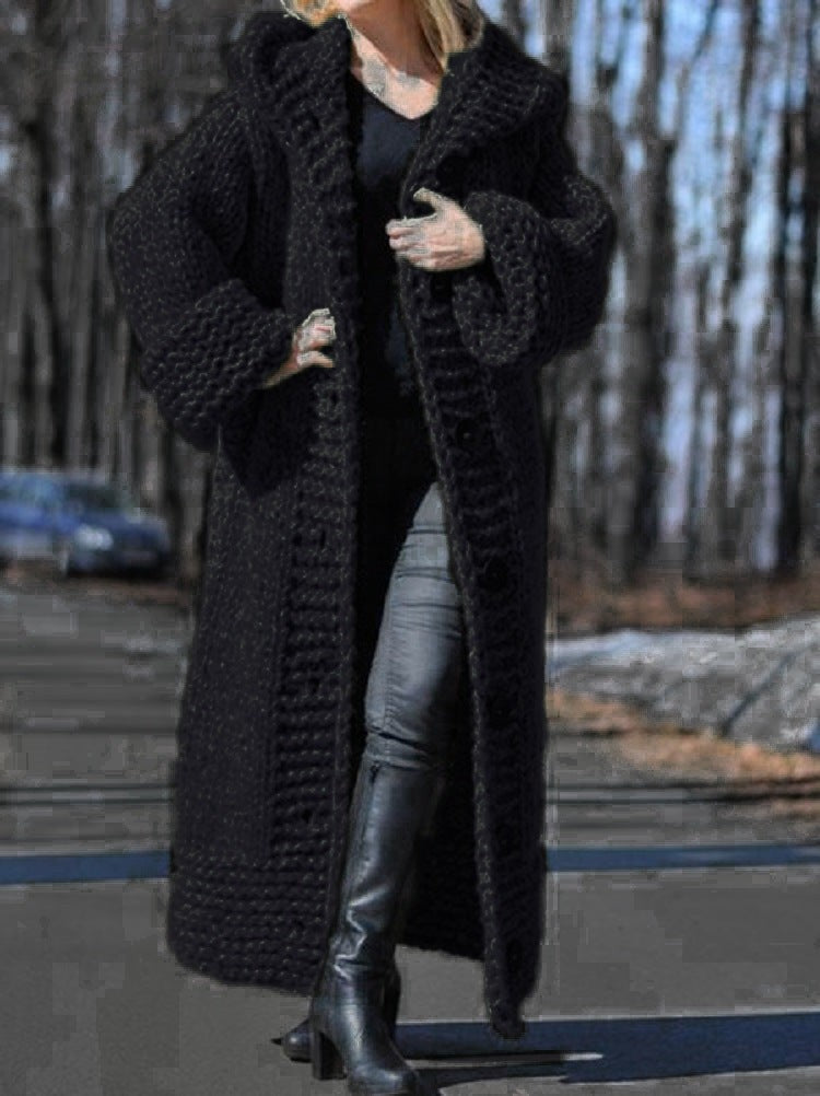 Manteau long oversize en grosse maille à capuche et boutonnage pour femme
