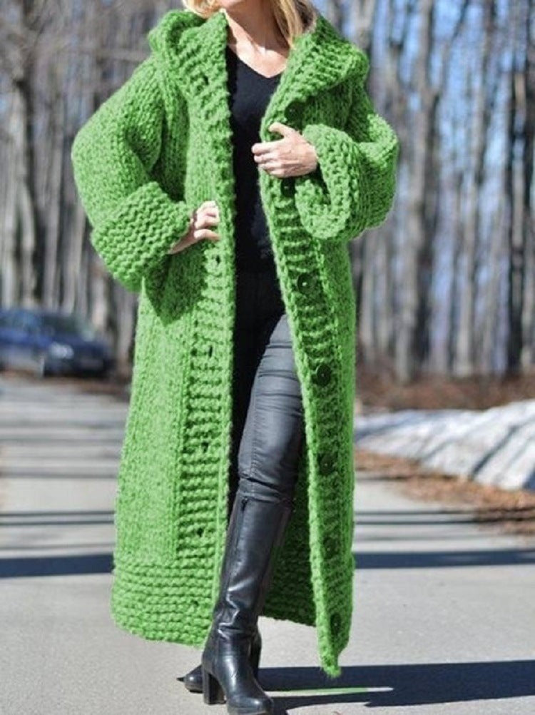 Manteau long oversize en grosse maille à capuche et boutonnage pour femme