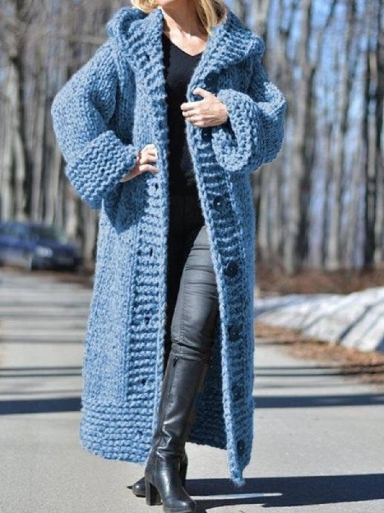 Manteau long oversize en grosse maille à capuche et boutonnage pour femme